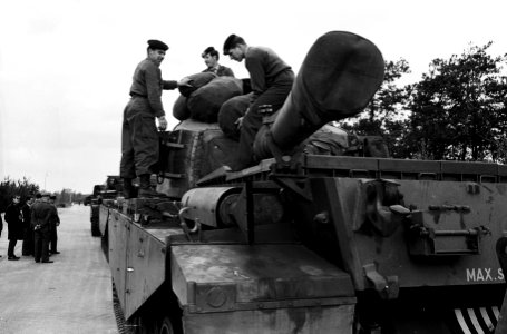 Proefmobilisatie Cavalerie (Tankescadron) Het inpakken in de tanks van de plunj, Bestanddeelnr 915-1144