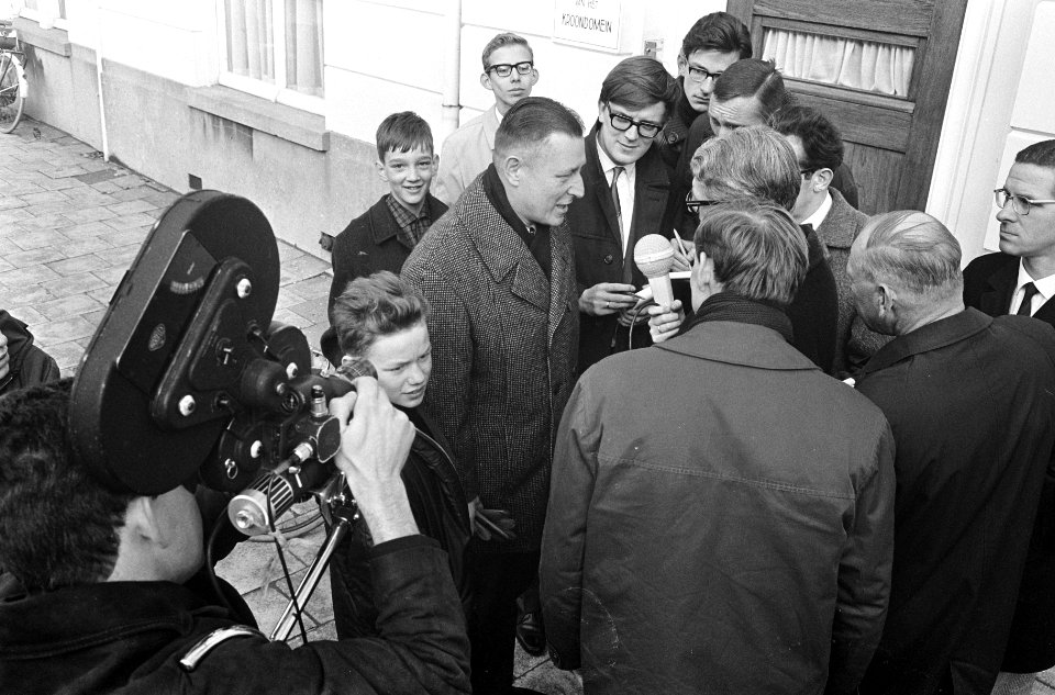 Prof. Bosman arriveert bij het huis van Drs. W.K.N. (Norbert) Schmelzer (KVP), Bestanddeelnr 919-7417