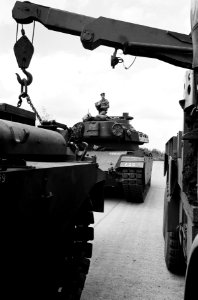Proefmobilisatie Cavalerie (Tankescadron) Het inpakken in de tanks van de plunj, Bestanddeelnr 915-1146