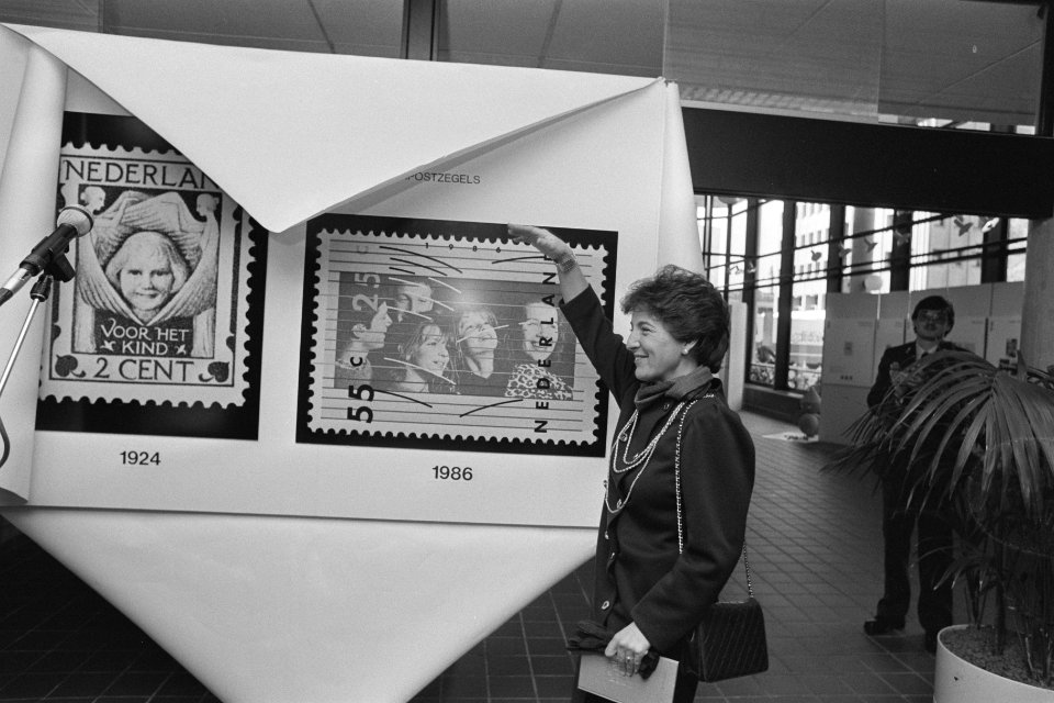 Prinses Margriet verricht openingshandeling kinderpostzegeltentoonstelling in Ro, Bestanddeelnr 933-8120