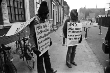 Proces tegen RAF-lid Kurt Folkerts in Utrecht twee demonstranten bij de afzetti, Bestanddeelnr 929-4715