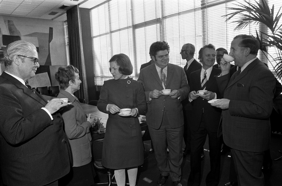 Prinses Margriet reikt prijzen uit aan winnaars van Maak een boek over het Boek, Bestanddeelnr 926-2475