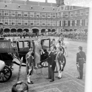 Prinses Margriet stapt uit de Glazen Koets, geholpen door mr. Pieter van Vollenh, Bestanddeelnr 923-8430
