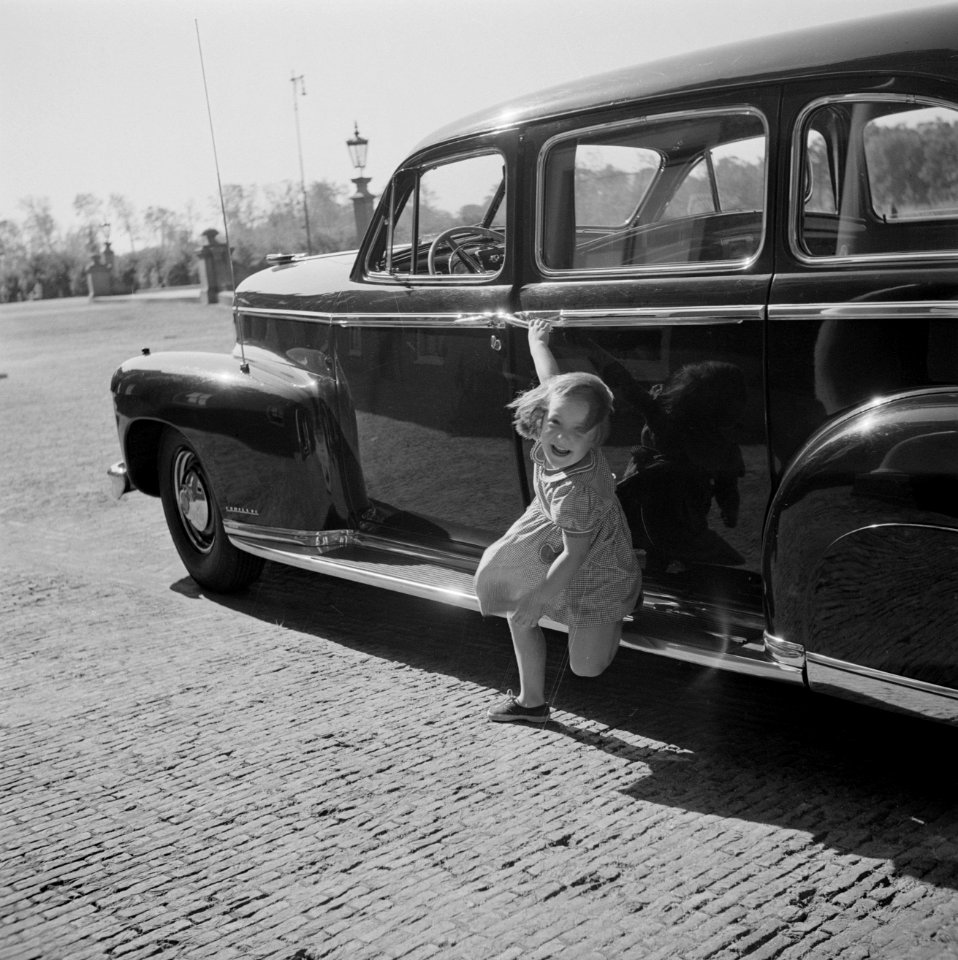 Prinses Margriet zit op de treeplank van een hofauto, Bestanddeelnr 255-7507
