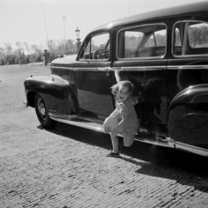 Prinses Margriet zit op de treeplank van een hofauto, Bestanddeelnr 255-7507