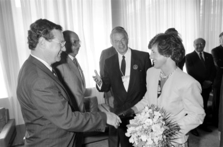 Prinses Margriet wordt verwelkomd met een bos bloemen, Bestanddeelnr 934-4614