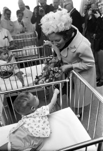 Prinses Beatrix opende ziekenhuis te Heerlen. Prinses Beatrix op de kinderafdeli, Bestanddeelnr 921-4325