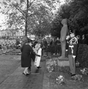 Prinses Margriet terwijl zij een krans legt bij het monument 'Man voor het vuurp, Bestanddeelnr 918-3220