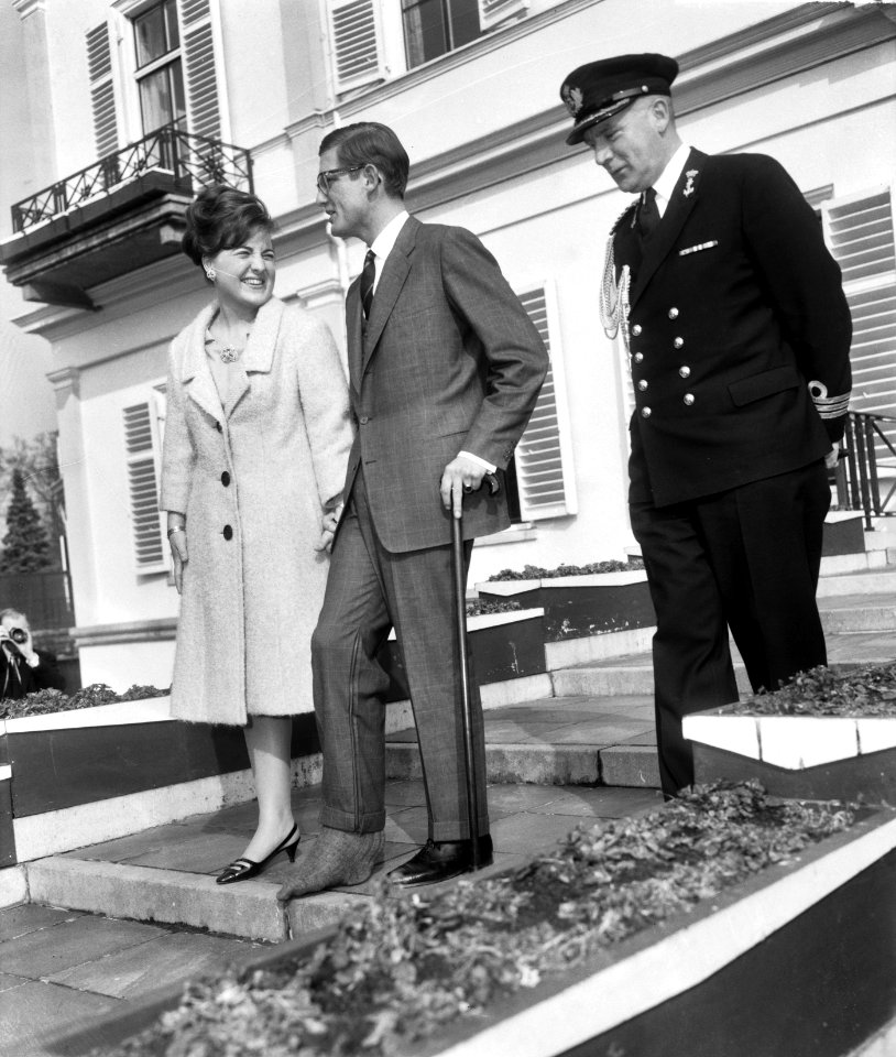 Prinses Margriet verloofd, het verloofde paar in de tuin, Bestanddeelnr 917-5229