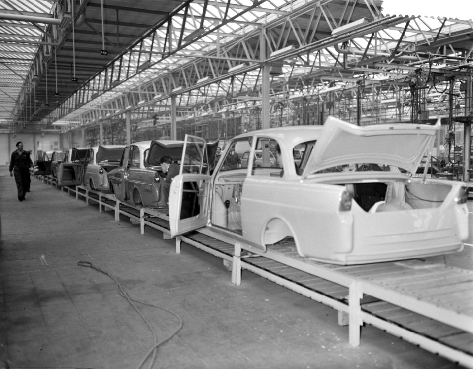 Produktie van de DAF personenauto te Eindhoven, de carroserieen op de 120m lange, Bestanddeelnr 910-1761