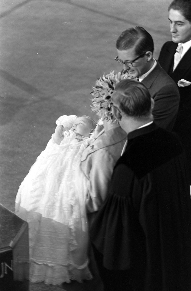 Prinses Margriet staat met haar zoon, prins Maurits bij het doopvont. Naast haar, Bestanddeelnr 921-6664