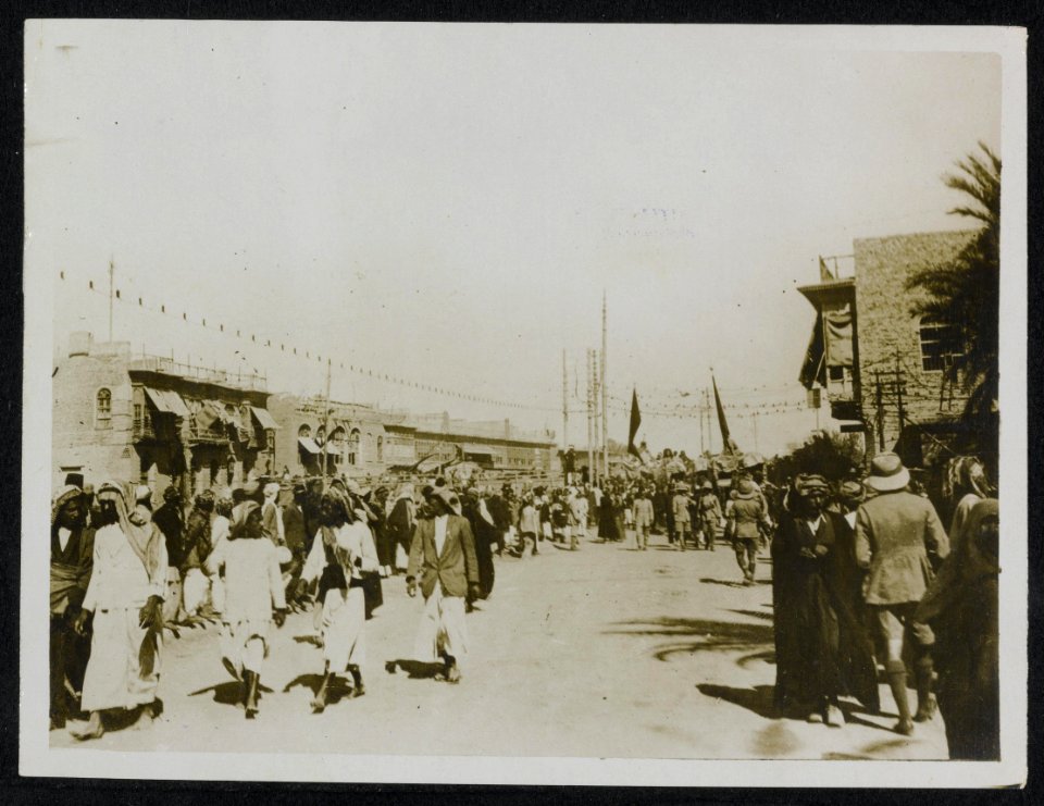 Procession in streets of Basra., Bestanddeelnr 158-1572