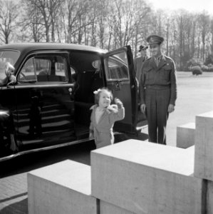 Prinses Margriet zwaait bij een auto voor het paleis, Bestanddeelnr 255-7772