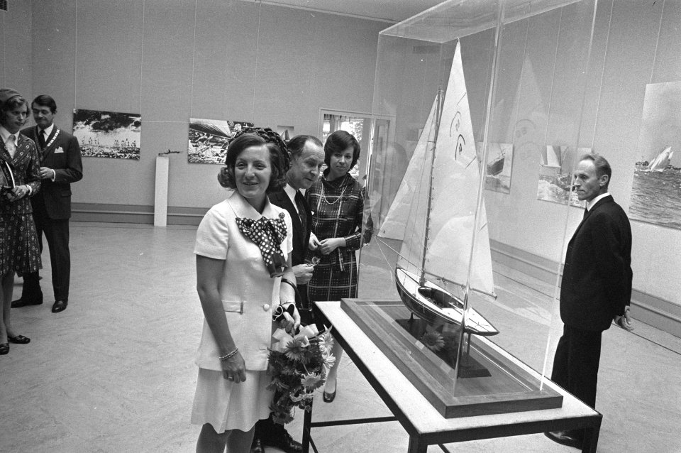 Prinses Margriet opent tentoonstelling Oog in het zeil Laren, Margriet bij een m, Bestanddeelnr 925-7235