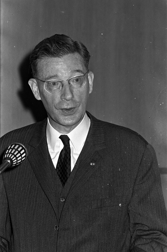 Prof. dr.. ir. R.M.M. Oberman (hoogleraar aan de T.H. Delft in techniek van de i, Bestanddeelnr 921-6716