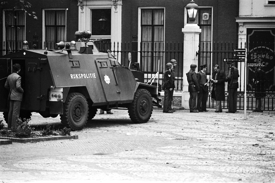 Proces tegen RAF-lid Kurt Folkerts in Utrecht Een Sankey pantserwagen van de Ri, Bestanddeelnr 929-4716