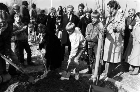 Prinses Margriet plant eerste boom in verkeerstuin van kinderhuis de Merenhof i, Bestanddeelnr 932-0813