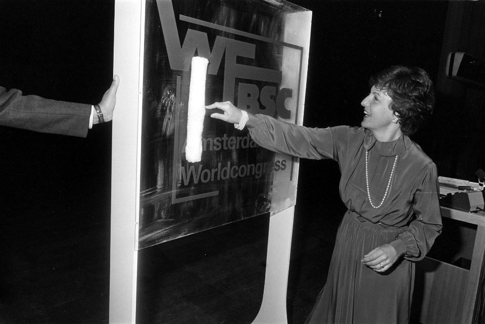 Prinses Margriet veegt een bord schoon als openingshandeling, Bestanddeelnr 932-6000