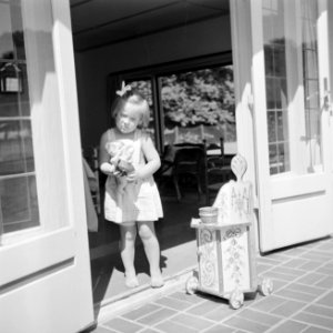 Prinses Margriet speelt met haar pop en een poppenstoel in het zomerhuisje bij h, Bestanddeelnr 255-7859