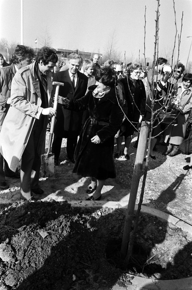 Prinses Margriet plant eerste boom in verkeerstuin van kinderhuis de Merenhof i, Bestanddeelnr 932-0814
