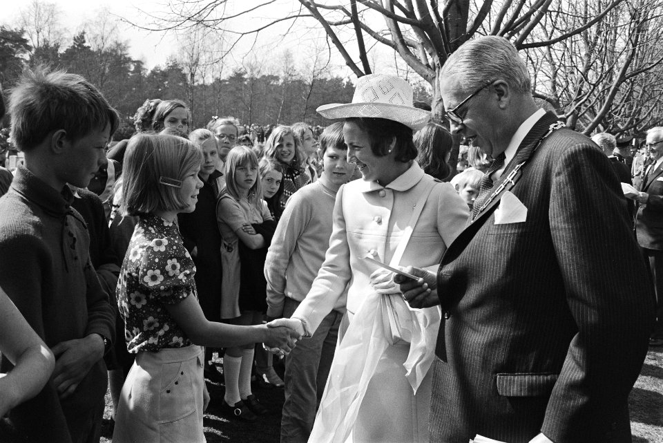 Prinses Margriet wordt begroet tijdens haar bezoek aan de Canadese militaire be…, Bestanddeelnr 924-4595