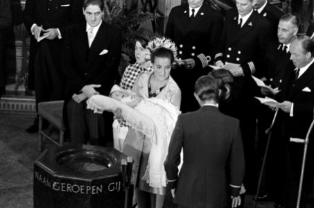 Prinses Margriet staat met haar zoon, prins Maurits bij het doopvont. Naast haar, Bestanddeelnr 921-6658