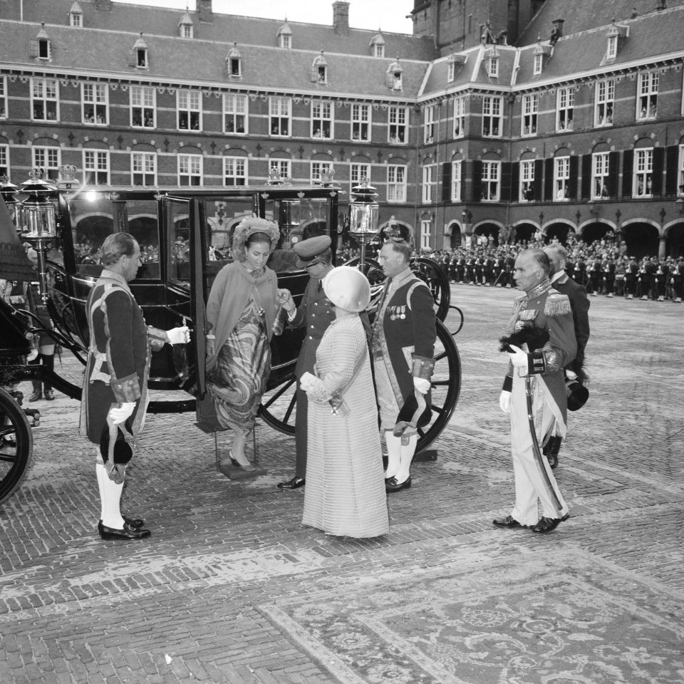 Prinses Margriet stapt uit de koets, Bestanddeelnr 921-6866