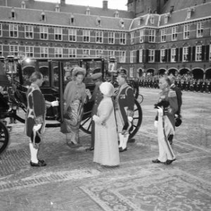 Prinses Margriet stapt uit de koets, Bestanddeelnr 921-6866