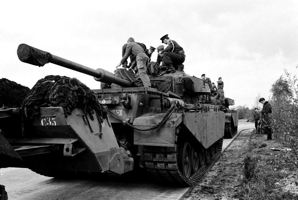 Proefmobilisatie Cavalerie (Tankescadron) Het inpakken in de tanks van de plunj, Bestanddeelnr 915-1148