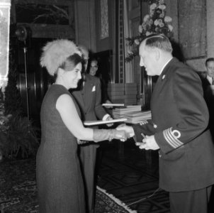 Prinses Margriet reikt onderscheidingen uit te Rotterdam, Bestanddeelnr 917-0813