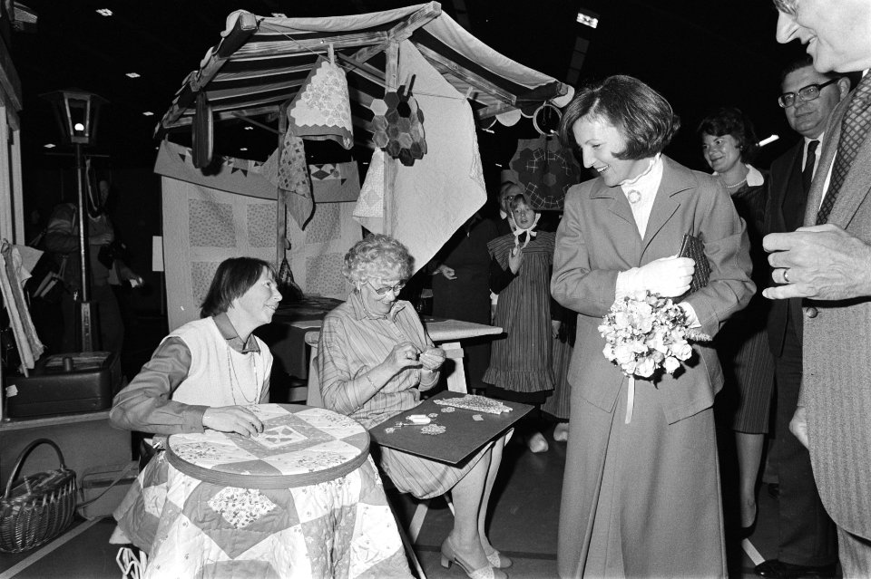 Prinses Margriet opent seniorenbeurs in Arnhem Prinses Margriet bij enkele ou, Bestanddeelnr 932-9847