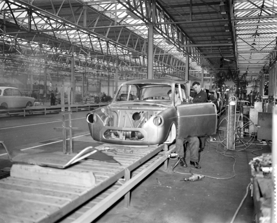 Produktie van de DAF personenauto te Eindhoven, de carroserieen op de 120m lange, Bestanddeelnr 910-1762