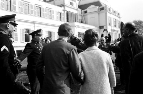 Prinses Margriet verloofd, het verloofde paar in de tuin, Bestanddeelnr 917-5227