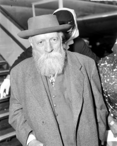 Professor Martin Buber arriveerde op Schiphol voor in ontvangstnemen Erasmus-pri, Bestanddeelnr 915-3260