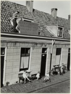 Proetestactie van de heer W.C. Kouwenberg uit de Rollandstraat 1F voor een andere en betere woning. NL-HlmNHA 54010577