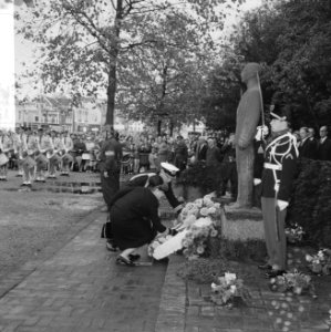 Prinses Margriet terwijl zij een krans legt bij het monument 'Man voor het vuurp, Bestanddeelnr 918-3218