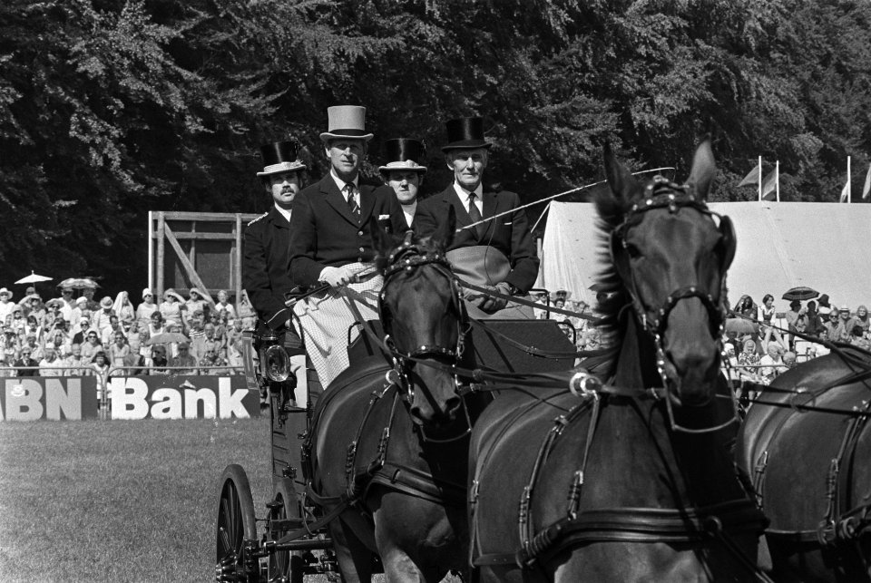 Prinses Margriet opent Wereldkampioenschappen Vierspannen bij Het Loo v.l.n.r., Bestanddeelnr 928-7465