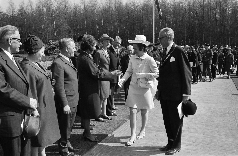 Prinses Margriet wordt begroet tijdens haar bezoek aan de Canadese militaire be…, Bestanddeelnr 924-4598