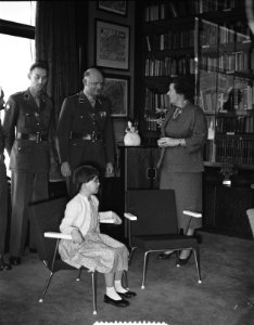 Prinses Marijke Christina krijgt voor haar 9de verjaardag namens de krijgsmach, Bestanddeelnr 907-6005
