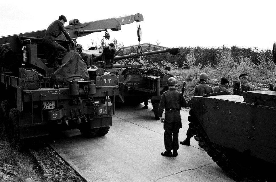 Proefmobilisatie Cavalerie (Tankescadron) Het inpakken in de tanks van de plunj, Bestanddeelnr 915-1147