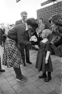 Prinses Margriet opent wijkcentrum in Apeldoorn Prinses krijgt bloemen van Jann, Bestanddeelnr 929-5222