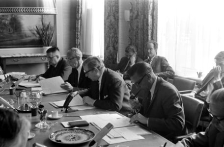 Professor Lanjouw (rector magnificus), de voorzitter van het college van curator, Bestanddeelnr 922-5594
