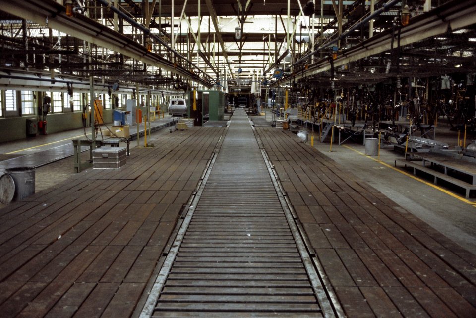 Produktie bij Ford Amsterdam gestopt lege fabriekshal met in het midden de lope, Bestanddeelnr 253-8632