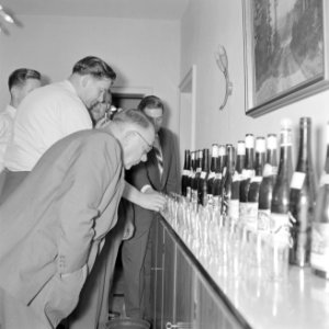 Proeverij bij een wijnboer in Kröv, Bestanddeelnr 254-3925