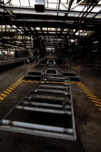 Produktie bij Ford Amsterdam gestopt lege fabriekshal met in het midden de lope, Bestanddeelnr 253-8630
