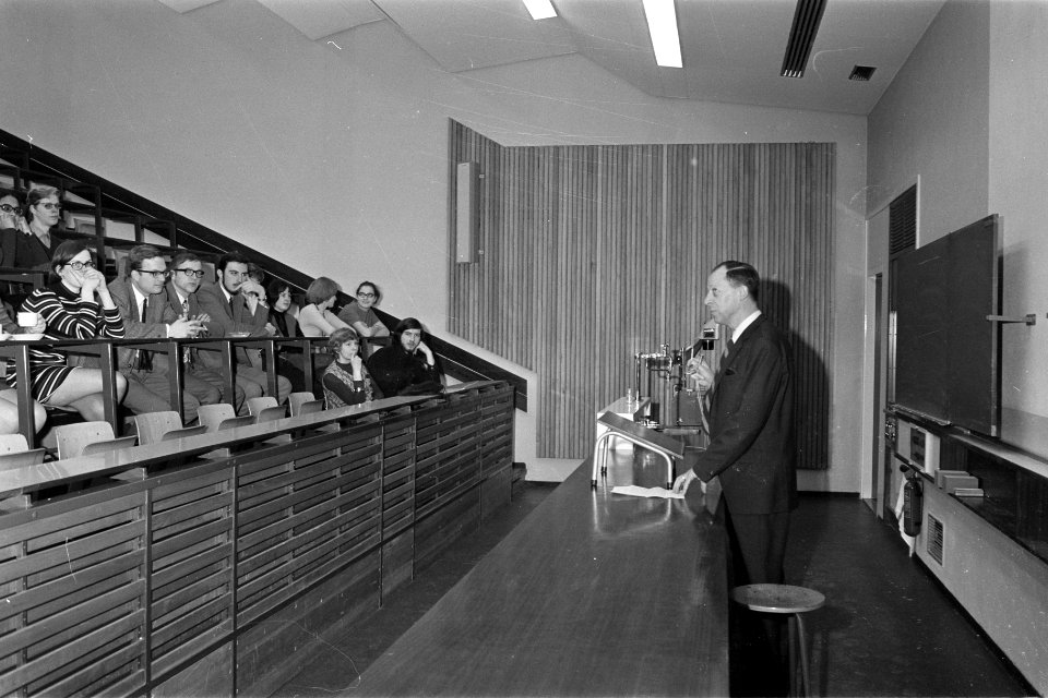 Professor Kistemaker opent lustrumviering van Chemisch Dispuut , Amsterdam prof, Bestanddeelnr 924-2907