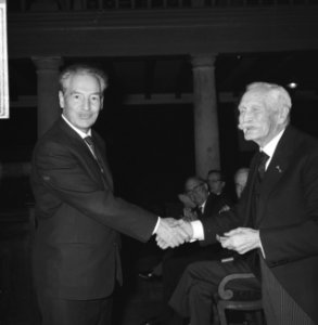 Professor doktor J.D. van der Waals (r.) terwijl hij wordt gefeliciteerd met zi…, Bestanddeelnr 918-4904