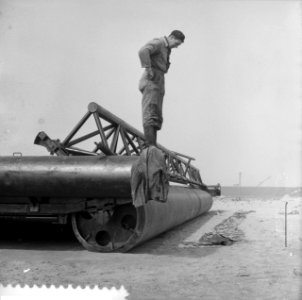 Proeven bij Goes met een onderwaterwals door de Rijkswaterstaat, Bestanddeelnr 910-2431