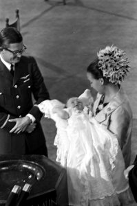 Prinses Margriet staat met haar zoon, prins Maurits bij het doopvont. Naast haar, Bestanddeelnr 921-6659