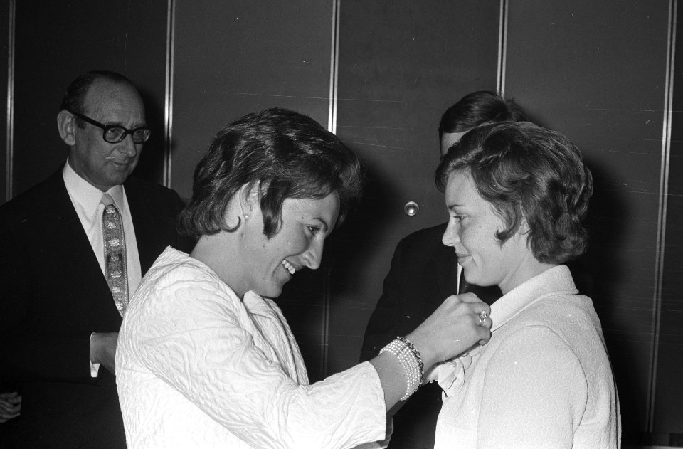 Prinses Margriet speldt E. Evers-Veerman het roosje op, Bestanddeelnr 924-5436